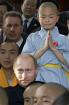 Самое почетное место при фотографировании досталось восьмилетниму мальчику-ушуисту — президент посадил его   к себе на плечо. Фото AFP